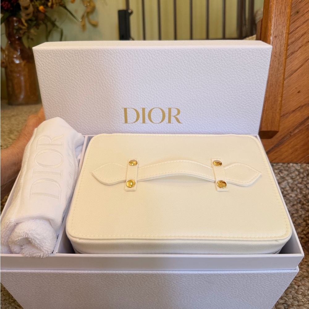 Dior Cream and Gold Beauty Vanity Case with White Towel - Picture 5 of 5